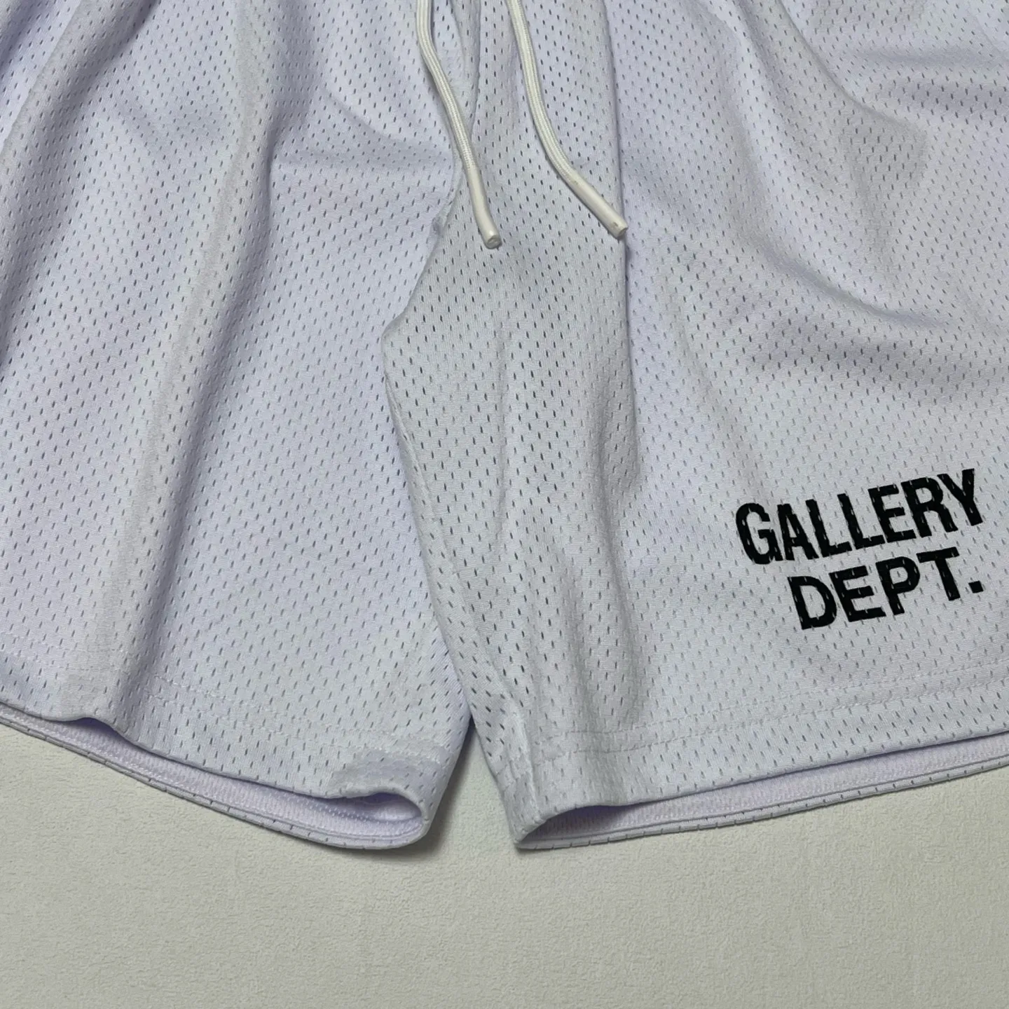 GALLERY DEPT. VENICE COURT SHORTS English mesh shorts Logo webbing wide-leg basketball shorts Black and white S-XL Original molding Loose wide-leg version American boys' first choice Breathable mesh fabric Superimposed soft material inside Comfortable and easy to match Custom-woven original consistent webbing/main mark/component wash mark Details are enlarged to follow